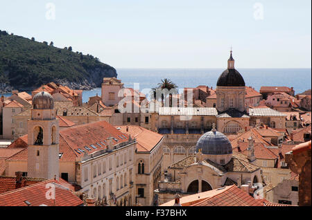 Vue depuis les remparts de la ville sur les toits du centre historique, Dubrovnik, Croatie Banque D'Images