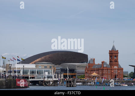 Wales Millennium Centre et Pierhead Building, Cardiff Bay en Extreme Sailing Series Banque D'Images