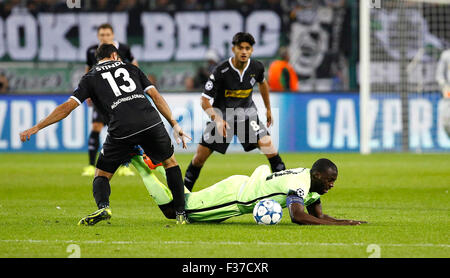 Mönchengladbach, Allemagne. Sep 30, 2015. Lars Stindl (Bor. Moenchengladbach) (L) contre Yaya Touré (Manchester City) lors de la Ligue des Champions entre le Borussia Moenchengladbach et Manchester City, Borussiapark de Moenchengladbach le 30 septembre 2015. Dpa : Crédit photo alliance/Alamy Live News Banque D'Images