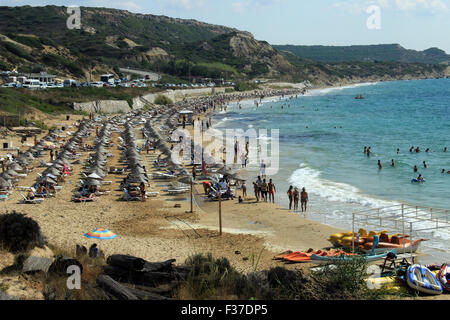 Izmir, Turquie - 26 septembre 2015 : Les gens prennent des bains de soleil à la côte sablonneuse de Bozcaada, Canakkale, Turquie Banque D'Images