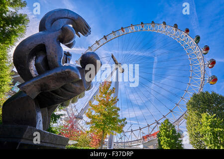 Le London Eye est une grande roue sur la rive sud de la Tamise à Londres. Banque D'Images