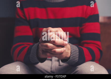Gros plan sur un homme avec ses mains jointes en prière Banque D'Images