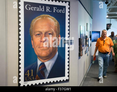 Grand Rapids, Michigan - Un poster d'un timbre-poste américain honorant le président Gerald Ford à la Gerald R. Ford Museum. Banque D'Images