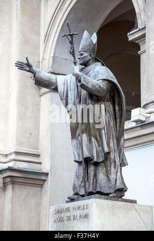 Sculpture du Pape Jean Paul II en face de l'église All Saints (Kościół Wszystkich Świętych), Varsovie, Pologne Banque D'Images