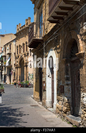 Via Giacomo Matteotti et La chiesa di Maria Santissima della Catena église de Cefalu, Sicile. L'Italie. Banque D'Images