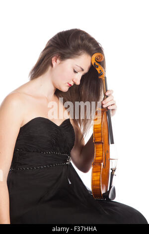 Femme pensive violoniste à robe noire contre fond blanc en studio Banque D'Images