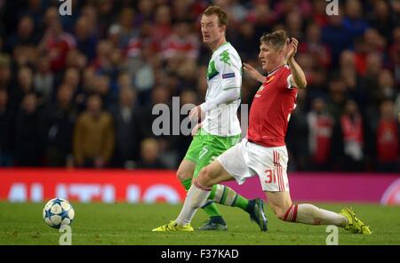 Manchester, UK. Sep 30, 2015. Wolfsburg's Maximilian Arnold (L) en action contre Manchester United, Bastian Schweinsteiger au cours de l'UEFA Champions League Groupe B match aller match de football entre Manchester United et le VfL Wolfsburg à l'Old Trafford à Manchester, en Grande-Bretagne, le 30 septembre 2015. Dpa : Crédit photo alliance/Alamy Live News Banque D'Images