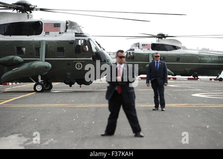 Détail de sécurité guard se tiennent près de Marine One (à gauche) transportant le Président des États-Unis Barack Obama et la Première Dame Michelle Obama, avant leur départ du centre-ville de Manhattan et de l'héliport de Wall Street en direction de l'aéroport JFK de New York New York, le 29 septembre 2015. Crédit : Anthony Behar/Piscine via CNP - AUCUN FIL SERVICE - Banque D'Images