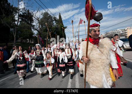 Une imposture est à la tête d'un groupe de jeunes danseurs de mariage valaque grec qui équipe criailler / yodel sur leur chemin vers la cabane de berger à Thèbes, en Grèce. Banque D'Images