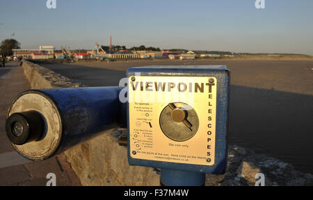 Un télescope sur le front de mer à Porthcawl avec la plage en partie dans l'arrière-plan. . Le sud du Pays de Galles. UK. 30/09/2015. Obligatoire Banque D'Images