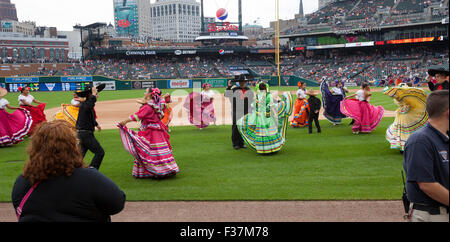 Detroit, Michigan - Mexican danseurs effectuer avant un match sur Fiesta Tigres nuit à Comerica Park, stade des Detroit Tigers. Banque D'Images