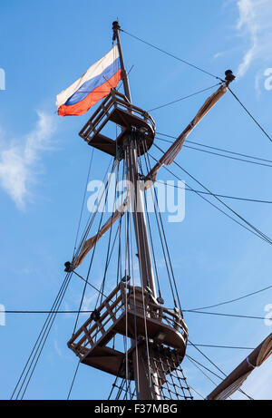 Drapeau russe qui oscille sur un navire à voile mât sur un fond de ciel bleu Banque D'Images