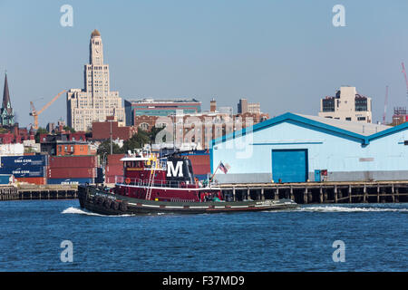 Remorqueur navigue en canal de babeurre, Red Hook, Brooklyn, New York, USA Banque D'Images