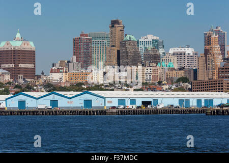 Entrepôts sur les quais, au bord du bassin de l'Atlantique dans la région de Red Hook, Brooklyn, NYC Banque D'Images