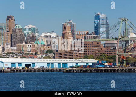 Entrepôts sur les quais, au bord du bassin de l'Atlantique dans la région de Red Hook, Brooklyn, NYC Banque D'Images