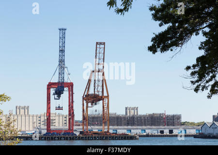 Les grues de chargement, transport en conteneurs Lane, le babeurre Channel, Brooklyn, NYC Banque D'Images