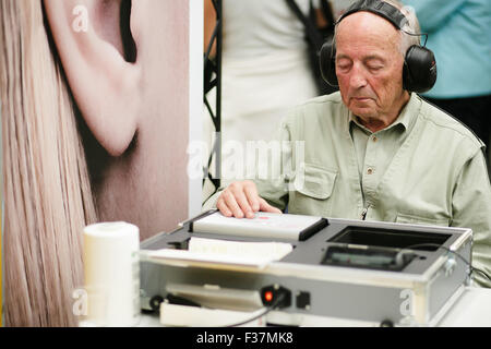 (151001) -- LJUBLJANA, 1 octobre, 2015 (Xinhua) -- un homme prend un test d'audition à la 15e Festival pour troisième âge, à Ljubljana, Slovénie, 30 septembre 2015. Le Festival pour troisième âge, à Ljubljana, le plus grand du genre en Europe, est un événement de trois jours pour les personnes âgées, le vieillissement actif, dédiée à l'amélioration de la qualité de vie et la solidarité entre les générations. Elle encourage la coopération entre les générations, le public, les bénévoles, les sociétés, l'éducation et le gouvernement. Le festival qui a lieu au Cankarjev dom Centre de congrès et culturel accueille les agences de voyage, les produits de santé spas, manufa Banque D'Images