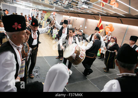 (151001) -- LJUBLJANA, 1 octobre, 2015 (Xinhua) -- 'Groupe des retraités animé de Makedonska Kamenica Macédoine de la société retraités lors du spectacle à l'occasion du 15e Festival pour troisième âge, à Ljubljana, Slovénie, 30 septembre 2015. Le Festival pour troisième âge, à Ljubljana, le plus grand du genre en Europe, est un événement de trois jours pour les personnes âgées, le vieillissement actif, dédiée à l'amélioration de la qualité de vie et la solidarité entre les générations. Elle encourage la coopération entre les générations, le public, les bénévoles, les sociétés, l'éducation et le gouvernement. Le festival qui a lieu au Cankarjev dom de la Culture Banque D'Images