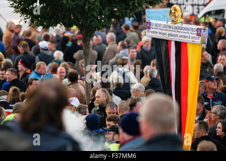 Erfurt, Allemagne. Sep 30, 2015. Les participants se réunissent pour une démonstration de l'Allgaeu chapter de parti politique allemand 'Alternative für Deutschland" (AfD, alternative pour l'Allemagne) contre la politique d'asile de l'état et fédéral, à Erfurt, Allemagne, le 30 septembre 2015. Photo : Candy Welz/dpa/Alamy Live News Banque D'Images