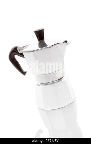 Tout nouveau pot moca isolé sur fond blanc avec la réflexion. Machine à café italien traditionnel. Banque D'Images