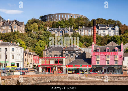 Waterfront à Oban, avec boutiques, Distillerie Oban et McCaig's Tower, l'Argyll and Bute, Ecosse, Royaume-Uni. Banque D'Images