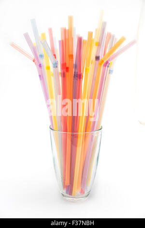 Pailles à boire dans un verre. Banque D'Images