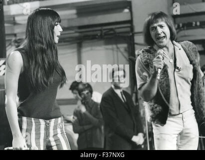 SONNY AND CHER duo vocal nous sur prêt,rendez-vous en août 1965. Photo Tony Gale Banque D'Images