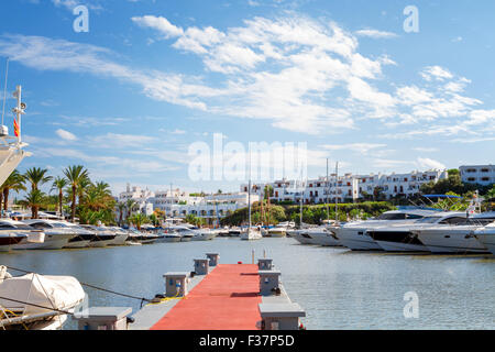 Vue de la Cala D'Or yacht marina port avec bateaux de plaisance. Mallorca, Espagne Banque D'Images