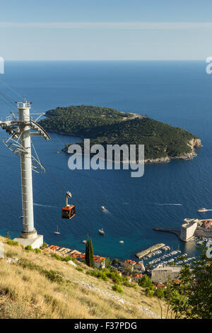 Vue d'un téléphérique et l'île de Lokrum à Dubrovnik, Croatie, vue depuis le mont Srd. Banque D'Images