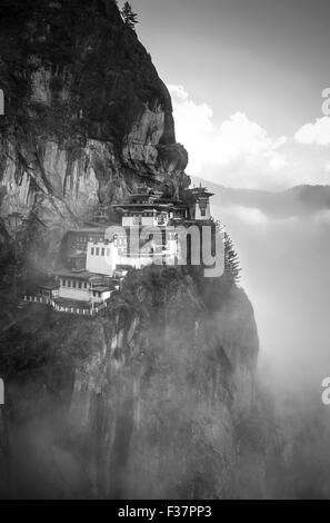 Nid tigres monastère (Paro Taktsang) également connu sous le nom de monastère de Taktsang Palphug, dans la vallée de Paro, Bhoutan. Pris au lever du soleil. Banque D'Images