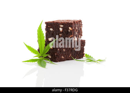 Délicieux brownie avec de la marijuana cannabis leaf isolé sur fond blanc. Espace délicieux cookie. Banque D'Images