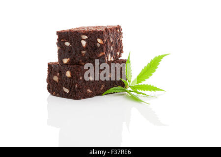 Délicieux brownie avec de la marijuana cannabis leaf isolé sur fond blanc. Espace délicieux cookie. Banque D'Images