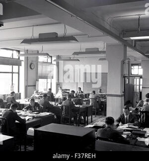 Historique, 1950, photo montrant un bureau en espace ouvert avec le personnel des bureaux se sont unis pour s'occuper de tâches administratives. Banque D'Images