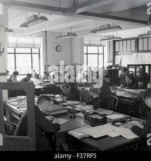 Historique, 1950, photo montrant un bureau en espace ouvert avec le personnel des bureaux se sont unis pour s'occuper de tâches administratives. Banque D'Images