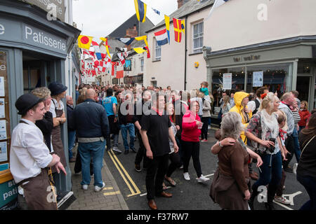 Les personnes bénéficiant de la célébration du premier mai dans les rues de Padstow Cornwall UK. Banque D'Images