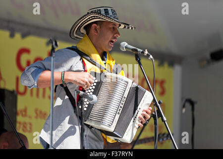 Jeffrey Meza 'Lil' Duey jouant un accordéon Hohner Corona III pendant 2015 Latino Festival national d'accordéon (DVD) - Washington, DC USA Banque D'Images