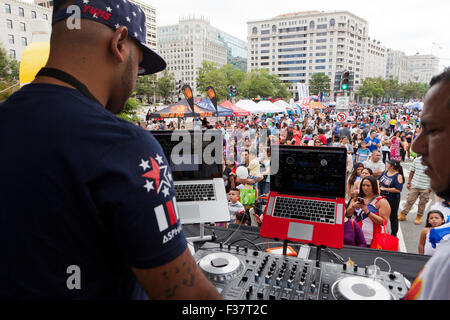 DJ Mix sur scène à un concert en plein air - USA Banque D'Images