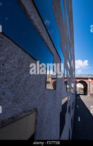 Reflets dans le verre de l'Tenerife Espacio de Artes building en Santa Cruz, Tenerife, Canaries, Espagne. Banque D'Images