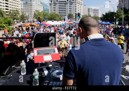 DJ Mix sur scène à un concert en plein air - USA Banque D'Images