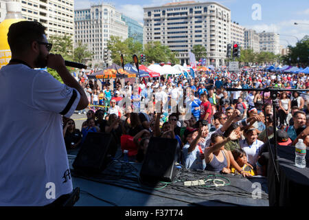 Artiste hip-hop sur scène à un concert en plein air - USA Banque D'Images