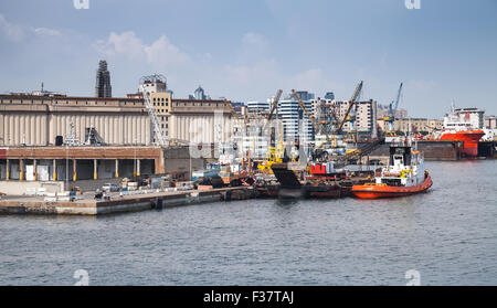 Port de Naples, ville côtière avec la location des navires industriels Banque D'Images