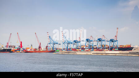 Port de Naples, ville côtière avec grues travaillant dans le terminal Banque D'Images