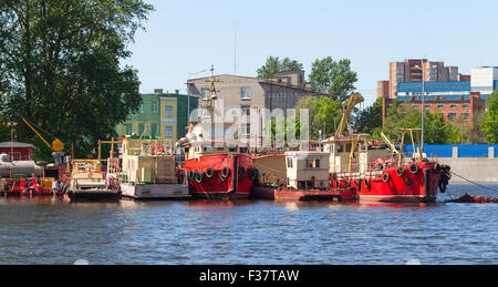 Les petits bateaux industriels sont amarrés dans Saint-Pétersbourg, Russie Banque D'Images