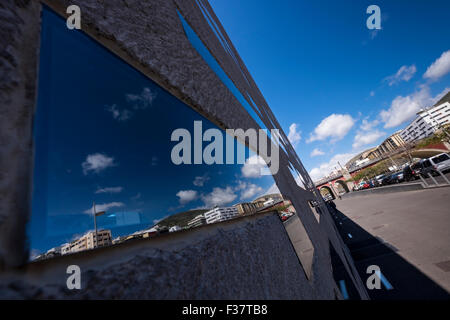 Reflets dans le verre de l'Tenerife Espacio de Artes building en Santa Cruz, Tenerife, Canaries, Espagne. Banque D'Images