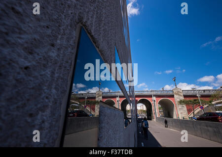 Reflets dans le verre de l'Tenerife Espacio de Artes building en Santa Cruz, Tenerife, Canaries, Espagne. Banque D'Images