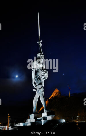 La statue de Damien Hirst Verity' 'illuminé la nuit, Ilfracombe, Devon, Angleterre, Royaume-Uni, UK Banque D'Images