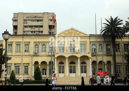 Izmir, Turquie - MSeptember, 26, 2015 : en face d'Izmir à Konak square. Banque D'Images