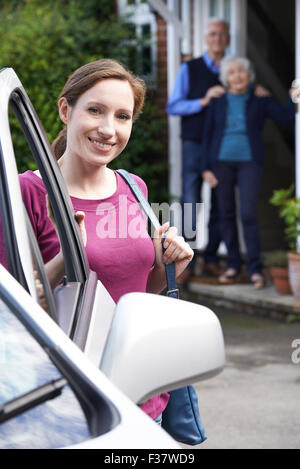 Sa fille adulte invité leurs parents à la maison Banque D'Images