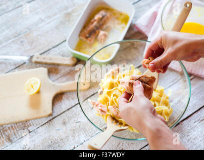 L'homme avec des tagliatelles Banque D'Images