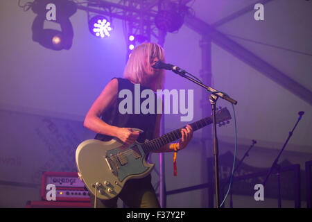 Chambres Blanc Zoe live au Festival de musique de Looe Banque D'Images